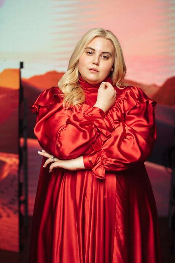 שמחה גואטה בשמלה של רותם שאול // צילום: אור גפן ודניאל סיני